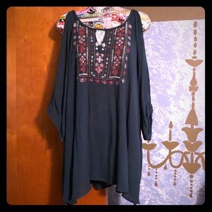 💥3/$12💥Spade & Heart Cold Shoulder Keyhole Tunic